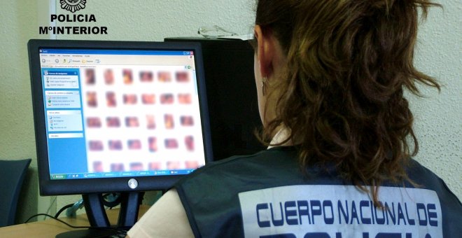 Imagen de archivo de una agente de policía investigando caso de pornografía infantil |  Policía Nacional