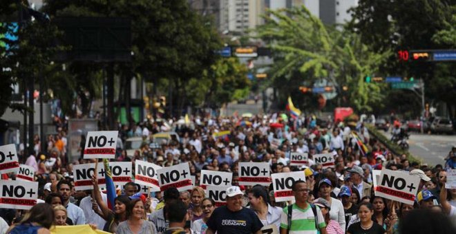 Opositores venezolanos participan en una manifestación para exigir el fin de la crisis y en respaldo a la Presidencia interina de Juan Guaidó en Caracas. (MIGUEL GUTIÉRREZ | VENEZUELA)