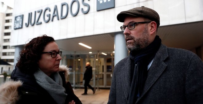 El alcalde de Santiago de Compostela, Martiño Noriega, en la entrada del Juzgado de Primera Instancia número 41 de Madrid donde se celebra la vista de la demanda del ayuntamiento de Santiago contra la familia del dictador Francisco Franco, para que devuel