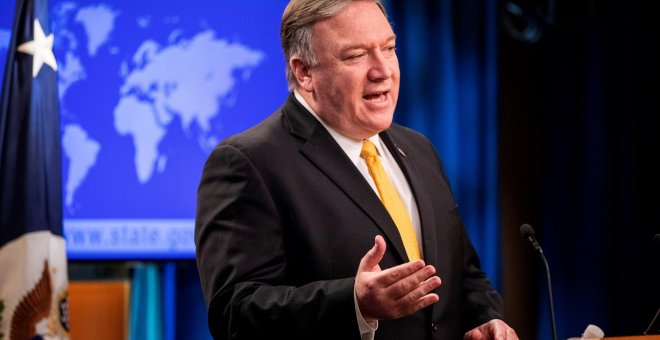 El secretario de Estado de EE.UU., Mike Pompeo, anuncia la suspensión de la participación de Estados Unidos en el tratado INF con Rusia. / EFE - JIM LO SCALZO