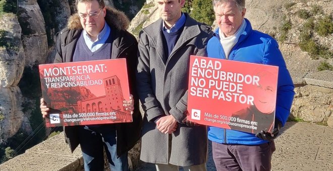 Algunas de las víctimas de los abusos de la Iglesia se concentran en las puertas de la abadía de Montserrat. en sus manos sujetan pancartas en las que se puede leer: "Abad encubridor no puede ser pastor"./ Asociación Infancias Robadas