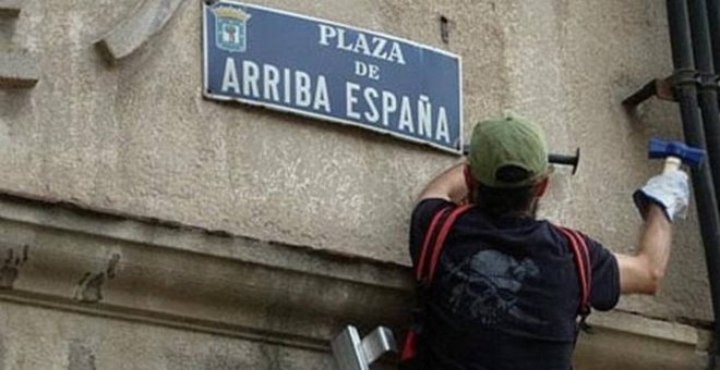 Retirada de una placa franquista.- EUROPA PRESS/ARCHIVO