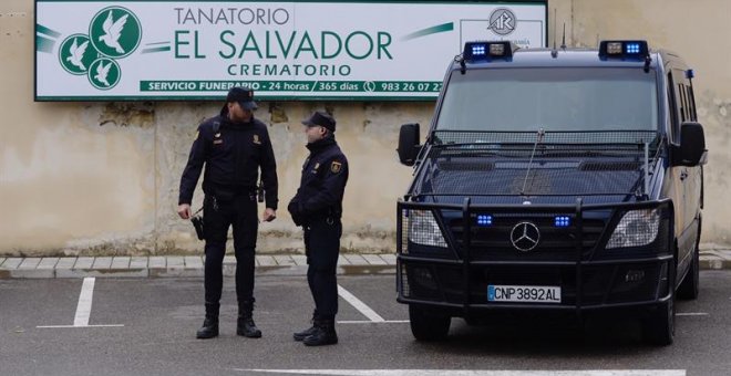 Agentes de Policía, durante los registros y detenciones efectuados en la empresa funeraria El Salvador, en Valladolid.- EFE/Nacho Gallego