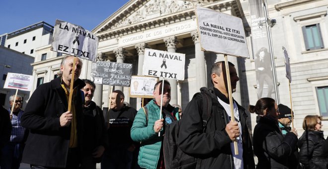 Trabajadores del astillero de La Naval, en Sestao (Vizcaya), se manifiestan frente al Congreso de los Diputados para reclamar a los gobiernos central y vasco soluciones que eviten el cierre de la atarazana. EFE/Juan Carlos Hidalgo