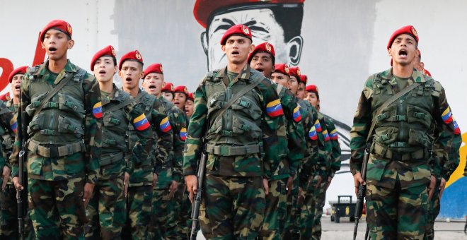 Militares venezolanos durante una ceremonia para conmemorar al expresidente Hugo Chávez. / REUTERS