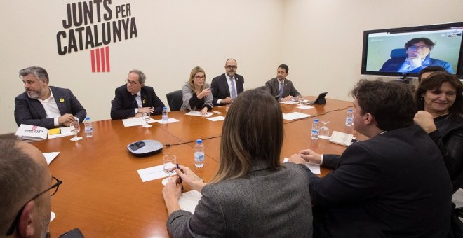 El presidente de la Generalitat, Quim Torra (2ºi), el líder de JxCat, Carles Puigdemont -por videoconferencia-, consellers y parlamentarios del PDeCAT en Congreso y Senado durante una reunión. EFE/Marta Pérez