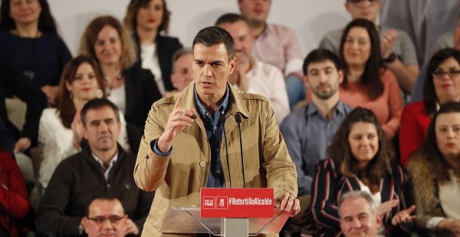 El presidente del Gobierno y secretario general del PSOE, Pedro Sánchez, durante su intervención en la presentación de la candidatura del socialista Alfredo Retortillo (d) para el ayuntamiento vizcaíno de Barakaldo. EFE/Luis Tejido