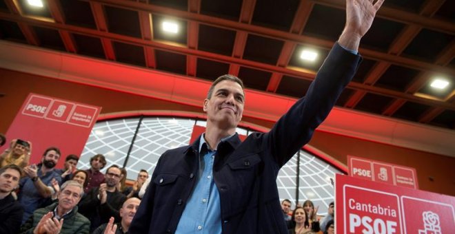 El presidente del Gobierno de España y secretario general del PSOE, Pedro Sánchez, a su llegada al acto de presentación del candidato a la alcaldía de Santander en las elecciones del 26 de mayo, Pedro Casares, este domingo en el Paraninfo de la Universida