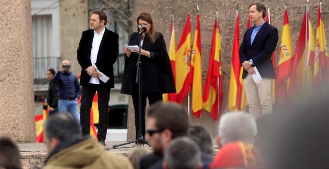 Los periodistas Carlos Cuesta (d), María Claver (c) y Albert Castillón (i) han leído un manifiesto durante la concentración convocada por PP, Ciudadanos y VOX este domingo en la plaza de Colón de Madrid, en protesta por el diálogo de Pedro Sánchez con los