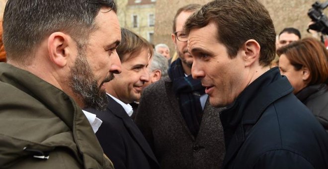 El presidente de VOX, Santiago Abascal, y el presidente del PP, Pablo Casado, conversan tras finalizar la concentración. Fernando Villar (EFE).