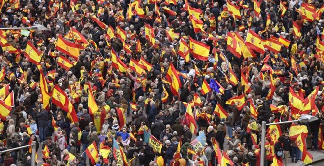 Concentración convocada por PP, Ciudadanos y VOX este domingo en la plaza de Colón. Víctor Lerena (EFE)