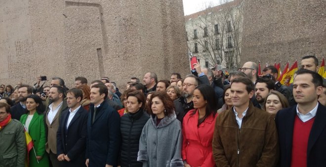 De izquierda a derecha; Rocío Monasterio (Vox), Santiago Abascal (Vox), Cristiano Brown (Upyd), Javier Maroto (PP), Pablo Casado (PP), Carmen Moriyón (Foro Asturias),  Yolanda Ibáñez (UPN), Begoña Villacís (Cs) y Albert Rivera (CS). Público | Marta Monfor