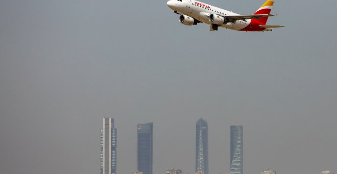 Un avión de Iberia Airbus A319 despega del aeropuerto Adolfo Suarez Madrid-Barajas. REUTERS/Paul Hanna