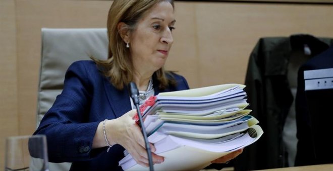 La exministra de Fomento Ana Pastor antes de comparecer en la comisión de investigación del accidente ferroviario del Alvia en Angrois (Santiago de Compostela). /EFE