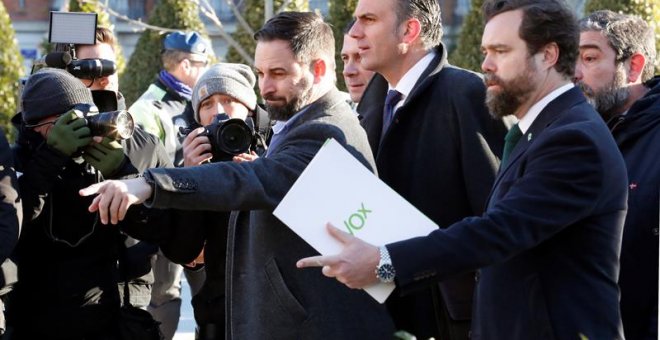 El líder de Vox, Santiago Abascal (3d), junto al secretario general, Javier Ortega Smith (2d). / EFE