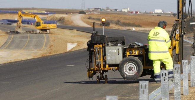 Obras de construcción de una carretera. EFE