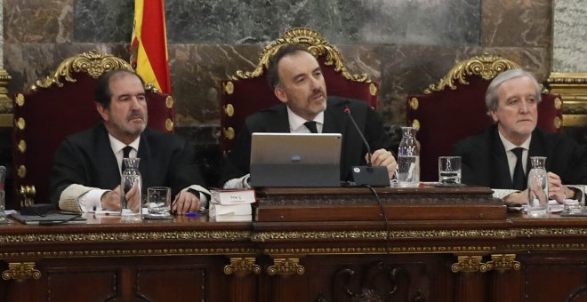 La presidencia del tribunal que juzga en el Supremo a los dirigentes del procés: Andrés Martínez Arrieta, Manuel Marchena y Juan Ramón Berdugo. EFE/J.J.Guillén