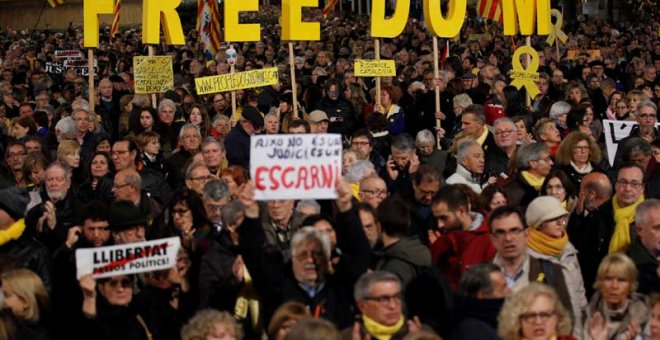 Manifestación en apoyo de los políticos independentistas tras la primera sesión del juicio al 'procés' en el Tribunal Supremo. (ALBERT GEA | EFE)