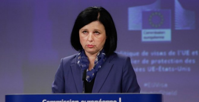 Comisaria de la UE a cargo de la justicia, los consumidores y la igualdad de género, Vera Jourova, en la Comisión Europea en Bruselas, el 19 de diciembre de 2018 | AFP/Aris Oikonomou