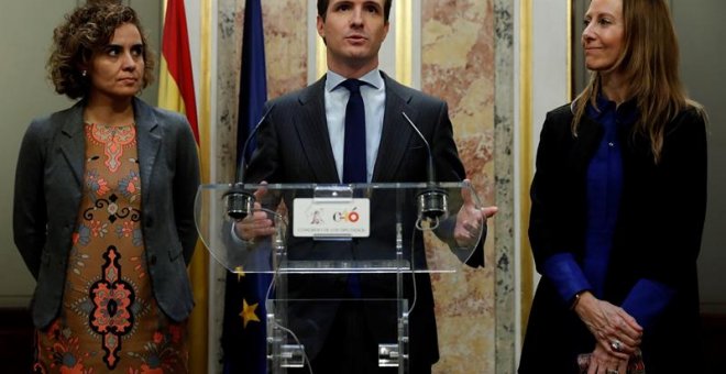 El presidente del PP, Pablo Casado, acompañado por la vicesecretaria de Comunicación del PP, Marta González(d), y la portavoz del grupo popular en el Congreso, Dolors Montserrat (i), durante la rueda de prensa ofrecida hoy en el Congreso tras la segunda j