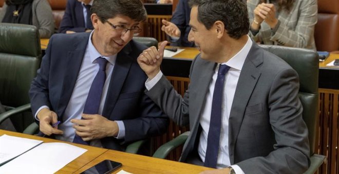 06/02/2019.- El presidente andaluz, Juanma Moreno, y el vicepresidente, Juan Marín (i), conversan en sus escaños durante el pleno del Parlamento de Andalucía esta tarde en Sevilla, que ha elegido, en la primera sesión plenaria de la XI Legislatura, a los