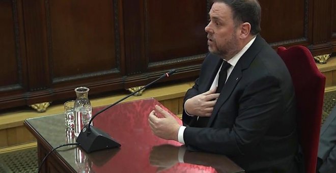 14/02/2019.- Imagen tomada de la señal institucional del Tribunal Supremo de la declaración del exvicepresidente de la Generalitat y principal acusado, Oriol Junqueras, durante la tercera jornada del juicio del "procés" en la Sala de Plenos del Tribunal S