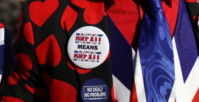 Un manifestante pro-brexit, en una concentración frente a Downing Street, la oficina del primer ministro británico, en Londres. REUTERS/Simon Dawson