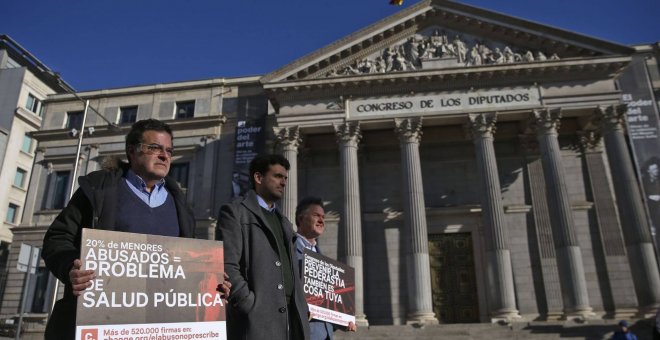 Víctimas de abusos sexuales durante la protesta frente al Congreso. / EFE