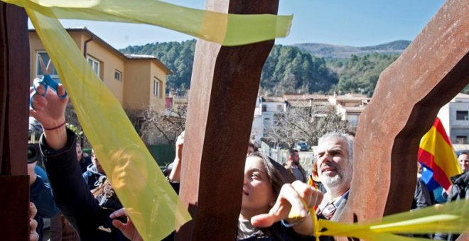 La líder de Ciudadanos en Cataluña, Inés Arrimadas (c), arranca lazos amarillos junto al portavoz de Ciudadanos en el Parlament, Carlos Carrizosa (d), durante su visita este sábado a Amer, localidad natal del expresidente catalán Carles Puigdemont. EFE/ R