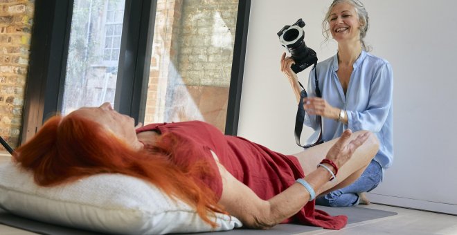 Fotografía de la artista Laura Dodsworth trabajando.