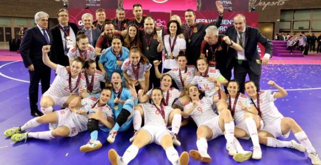 Las jugadoras de la selección española de fútbol sala celebran su victoria en la Eurocopa/ EFE