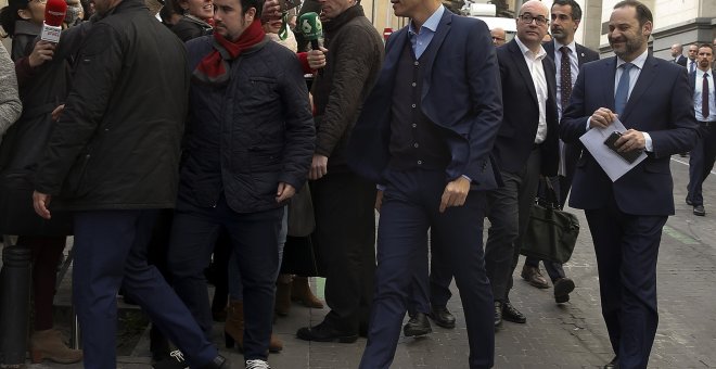 El presidente del Gobierno y secretario general del PSOE, Pedro Sánchez (c), y el secretario de Área del partido y ministro de Fomento, José Luis Ábalos (d), a su llegada a la reunión de la Ejecutiva Federal de la formación. EFE/Ballesteros