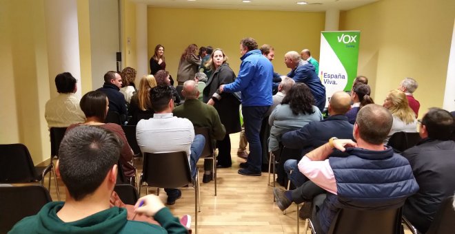 Reunión de Vox con vecinos del barrio en el centro cívico de Torreblanca (Sevilla), este martes.