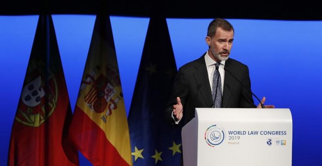 20/02/2019.- El rey Felipe, durante su intervención en la sesión de clausura del XXVI Congreso Mundial de Derecho que ha reunido en Madrid a unos 2.000 juristas. Felipe VI ha advertido este miércoles que "no es admisible apelar a una supuesta democracia