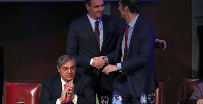 El presidente del Gobierno, Pedro Sánchez (c), saluda al hijo del jurista Tomás y Valiente, Francisco Tomás y Valiente (d), en presencia del vicepresidente del Ateneo, José Antonio García Regueiro (i), durante el acto celebrado en el Ateneo de Madrid. EFE