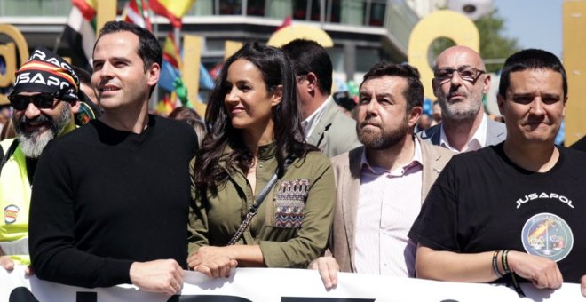 Begoña Villacís porta la pancarta de la cabecera de la manifestación de Jusapol en Madrid, el 5 de mayo de 2018, junto a Ignacio Aguado y Miguel Ángel Gutiérrez. Detrás, Felisuco (Félix Álvarez). / Cs_Madrid