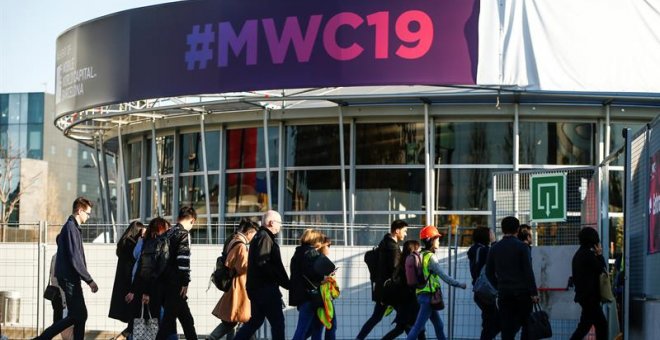 Operarios y participantes del Mobile World Congress 2019 ultiman los preparativos finales del Congreso que dará inicio el próximo lunes en el recinto de la Fira de Barcelona. EFE/Enric Fontcuberta