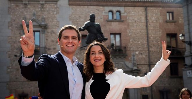 La líder de Ciudadanos en Cataluña, Inés Arrimadas, junto al presidente de Ciudadanos, Albert Rivera, un acto este sábado en la madrileña plaza de la Villa, en el que ha confirmado que concurrirá a las elecciones generales del 28 de abril como número uno