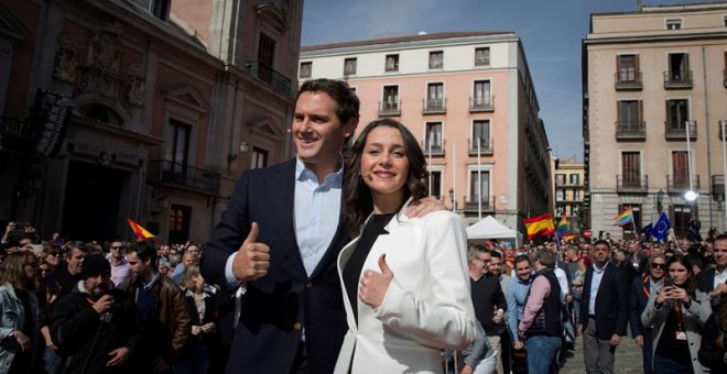 La líder de Ciudadanos en Cataluña, Inés Arrimadas, junto al presidente de Ciudadanos, Albert Rivera, un acto este sábado en la madrileña plaza de la Villa, en el que ha confirmado que concurrirá a las elecciones generales del 28 de abril como número uno