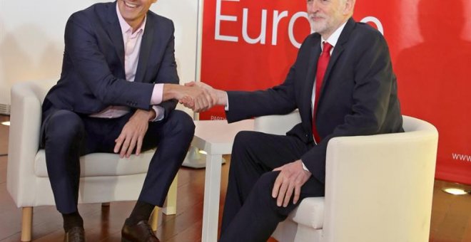 Pedro Sánchez junto a Jeremy Corbyn en la convención de partidos socialistas europeos. EFE