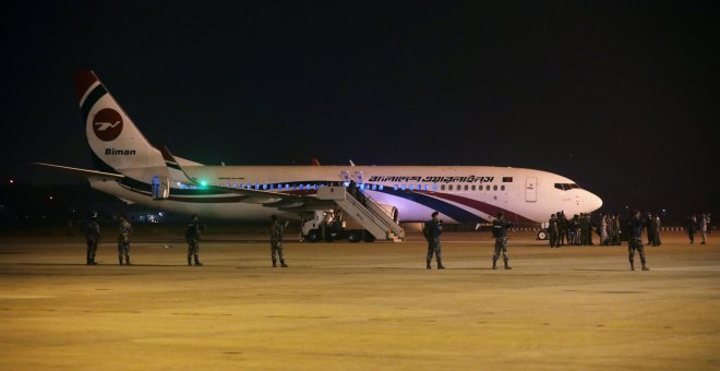 Security personnel stand guard outside of the hijacked aircraft of the Biman Bangladesh Airlines in the Shah Amanat International Airport in Chattogram, Bangladesh February 24, 2019. REUTERS/Stringer NO RESALES. NO ARCHIVES