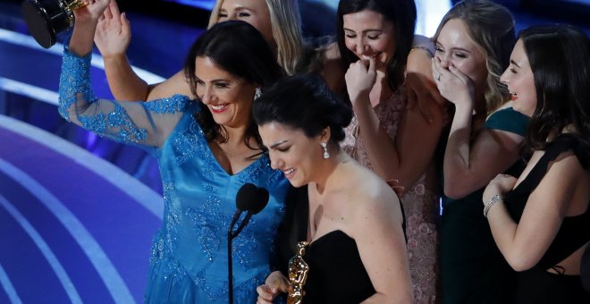 Rayka Zehtabchi y Melissa Berton recibiendo el Oscar al mejor corto documental por 'Period. End of Sentence'. / REUTERS - MIKE BLAKE