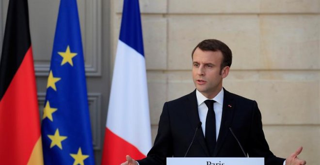 El presidente francés Emmanuel Macron y la canciller alemana Angela Merkel (no aparece en imagen) ofrecen una rueda de prensa en el Palacio del Elíseo, este miércoles, en París, Francia. Macron y Merkel cerraron este miércoles la puerta a toda renegociaci