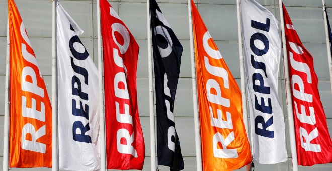 Banderolas de la petrolera Repsol, en el exterior de su junta de accionistas. REUTERS