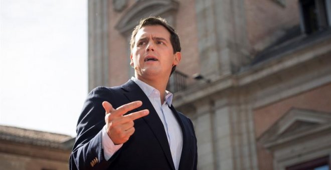 El presidente de Ciudadanos, Albert Rivera, durante su intervención el sábado pasado en el acto en la madrileña plaza de la Villa. EFE