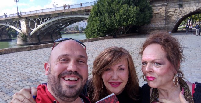 Raúl Solís, Mar Cambrollé y María José Navarro, en Sevilla.