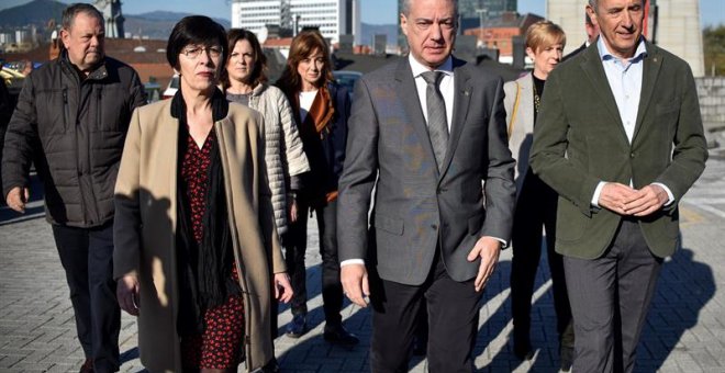 El lehendakari, Iñigo Urkullu (c), junto a varios consejeros, ha visitado la capilla ardiente para despedir al expresidente del PNV Xabier Arzalluz, fallecido el pasado jueves. EFE/MIGUEL TOÑA