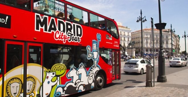 Un bus de Madrid City Tour recorre el centro de Madrid.