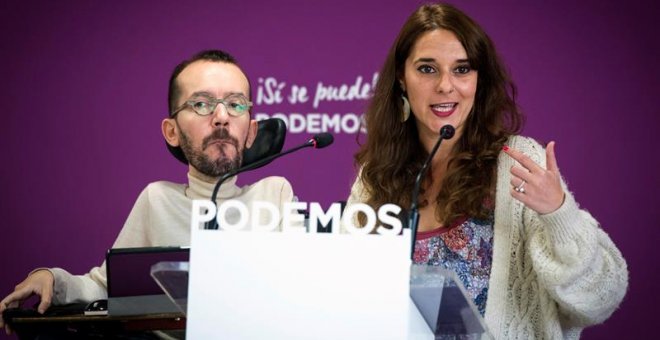 La portavoz del Consejo de Coordinación del partido, Noelia Vera, y el secretario de Organización de Podemos, Pablo Echenique, durante la rueda de prensa tras el Consejo de Coordinación de Podemos.- EFE/Luca Piergiovanni