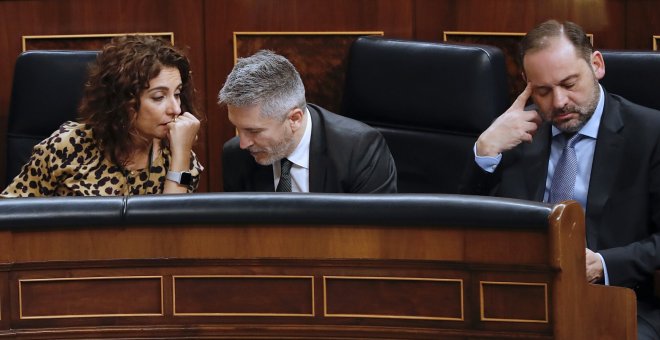 Los ministros, de Hacienda, María Jesús Montero (i), del Interior, Fernando Grande-Marlaska (c), y de Fomento, José Luis Ábalos (d), durante el último pleno del Congreso de la legislatura, antes de la convocatoria de elecciones. EFE/J.P.Gandul